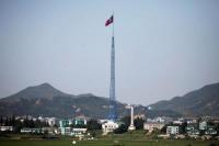 Foto bendera Korea Utara di desa propaganda Gijungdong di Korea Utara yang diambil dari desa gencatan senjata Panmunjom, Korea Selatan, 26 Agustus 2017. Foto: Reuters