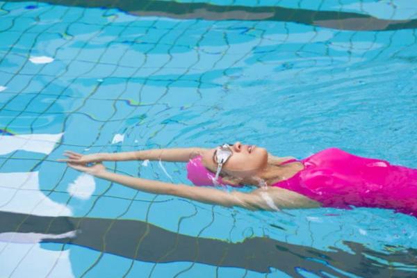 Aman dan Nyaman, Inilah 7 Perlengkapan Renang yang Kamu Butuhkan