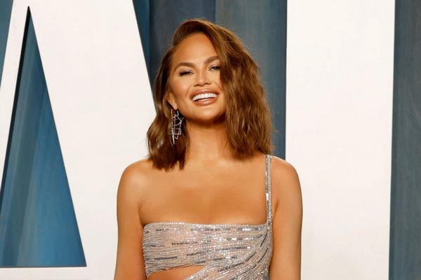 Chrissy Teigen Minta Ide Resep Masakan Thanksgiving, Ini Respon Kocak dari Followernya
