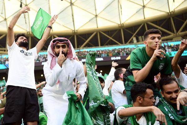 Arsip - suporter Arab Saudi saat melawan Argentina pada pertandingan Grup C Piala Dunia 2022 Qatar di Stadion Lusail, Lusail, Qatar (FOTO: REUTERS) 
