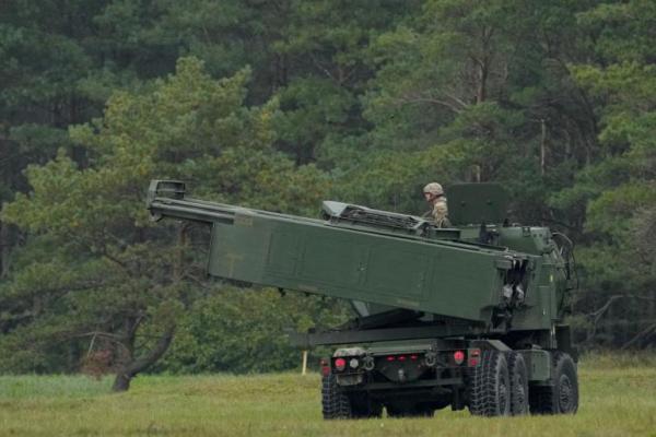 Pentagon Pertimbangkan Kirim Senjata Serang 100 Mil ke Ukraina