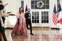 Chrissy Teigen Pamerkan Baby Bump dalam Gaun Off-the-Shoulder Pink di Gedung Putih