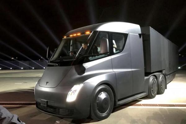 Lama Tertunda, Musk Bersiap Melepas Truk Tesla 18 Roda
