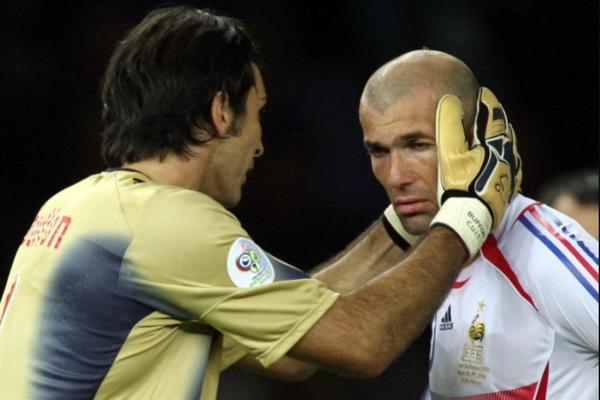 Legenda Kiper Italia, Gianluigi Buffon (kiri) yang memiliki gelar Scudetto terbanyak sepanjang sejarah (Foto: REUTERS) 