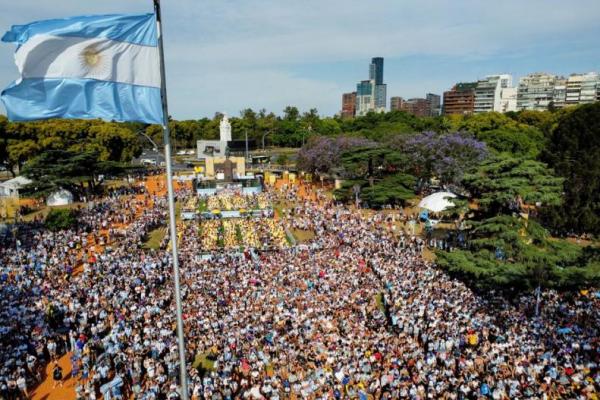 Rayakan Kemenangan, Fans Argentina Rela Tunda Beli Rumah Demi Saksikan Messi