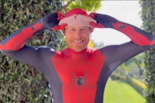 Berkostum Spider-Man, Pangeran Harry Kirim Pesan Natal kepada Anak-anak Yatim