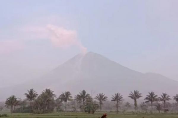 Senin Pagi, Semeru Masih Muntahkan Awan Panas Guguran 