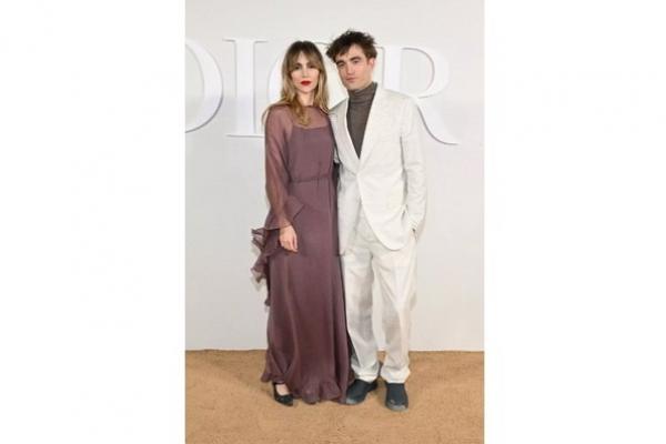 Robert Pattinson dan Suki Waterhouse Debut Karpet Merah Dior Fashion Show 