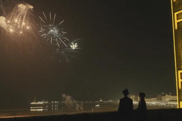 Review Film Empire of Light, Romansa Manajer Bioskop Tua di Kota Pesisir