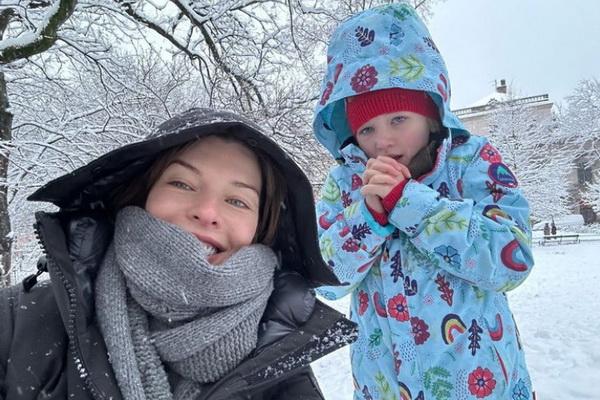 Milla Jovovich Ciptakan Kenangan Baru untuk Putrinya Bermain Salju Bersama