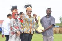 HBT Ke-72, Mendes PDTT Beri Kado Rumah untuk 17 KK Transmigran