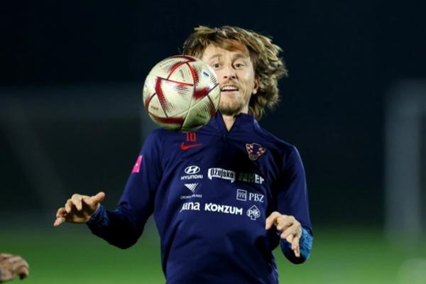 Pemain Kroasia Luka Modric berlatih dengan bola Al Hilm baru di Al Erssal Training Site 3, Doha, Qatar, pada 11 Desember 2022. (FOTO: REUTERS) 