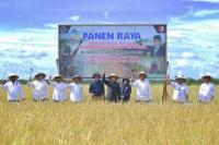 Gus Halim Panen Raya Varietas Padi yang Efektif Cegah Stunting