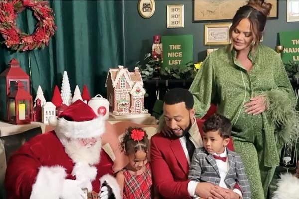 Libur Natal, Chrissy Teigen dan John Legend Foto Tamasya Bersama Mrs. Claus