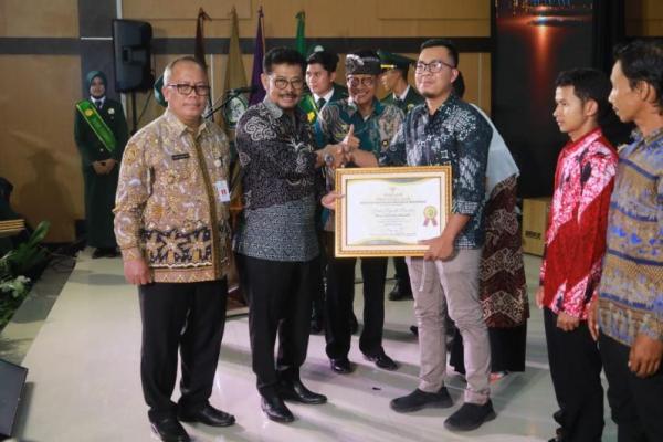Mentan Berikan 33 Sertifikat Emas ke Champion Petani Milenial, Penyuluh Pertanian, dan P4S