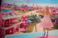 Review Film Barbie yang Dibintangi Margot Robbie, Dunia Plastik Greta Gerwig yang Luar Biasa