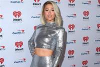 Kenang Natal Masa Kecil, Paris Hilton Unggah Foto Berbusana Kembar dengan Ibu dan Adiknya