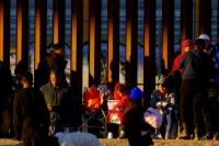 Gedung Putih Serang Gubernur Texas atas Tuduhan Membahayakan Migran