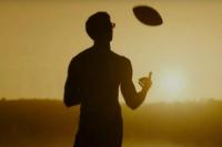 Paramount+ Rilis Adegan Seksi Tom Cruise dan Milles Teller Main Football di Pantai