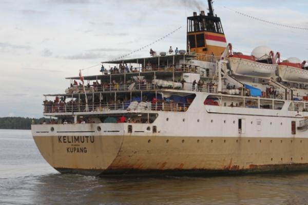 KM Kelimutu Selamatkan Ratusan Wisatawan yang Terjebak di Karimun Jawa