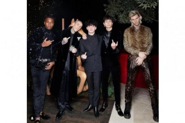 Machine Gun Kelly Kenakan Outfit Macan Tutul di Pesta Natal, Garang Sekaligus Fashionable!