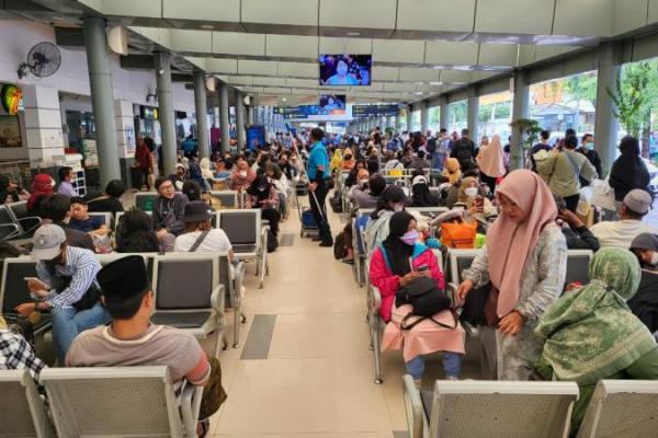 Jelang Tahun Baru, Penumpang Stasiun Gambir dan Pasarsenen Kembali Meningkat