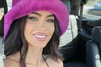 Pamerkan Bucket Hat Fuchsia, Megan Fox Buka Lowongan Cari `Girlfriend` Baru
