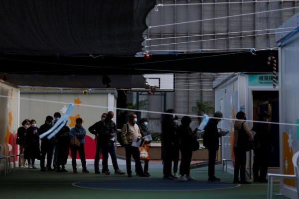 Jelang Pembukaan Perbatasan China, Warga Hong Kong Berlomba Cari Vaksin Covid