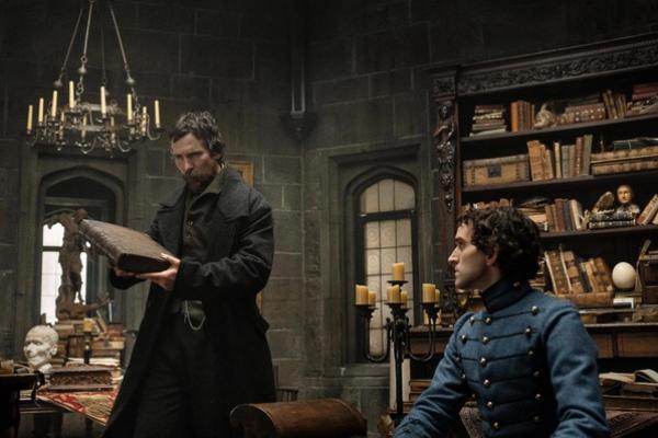 Review Film The Pale Blue Eye, Detektif Edgar Allan Poe Selidiki Pembunuhan Seorang Kadet