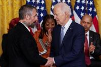 Dua Tahun Serangan Mematikan Capitol AS, Biden Serahkan Medali Pahlawan Demokrasi