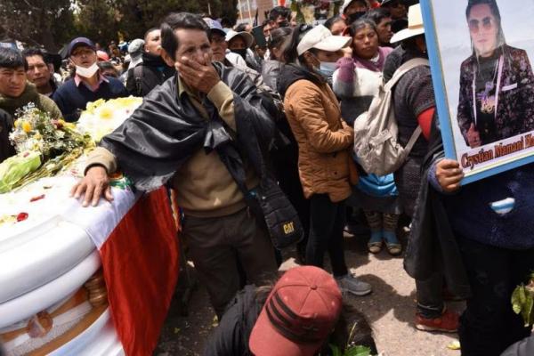 Keluarga Peru Berduka, Peti Mati 17 Demonstran Diarak Sebeelum Dimakamkan