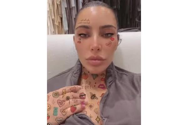 Penampilan Kim Kardashian Berubah, Wajah dan Tubuhnya Dipenuhi Tato