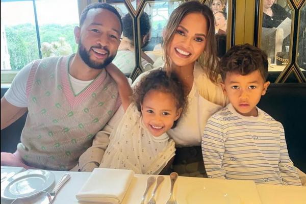 John Legend dan Chrissy Teigen Sambut Kelahiran Anak Ketiga