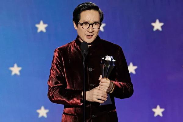 Menang di Critics Choice Awards 2023, Ke Huy Quan Berusaha Keras agar Tidak Menangis