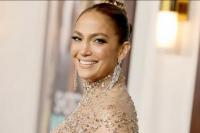 Hadiri Premiere Shotgun Wedding, Jennifer Lopez Berkilau dalam Gaun Emas Transparan