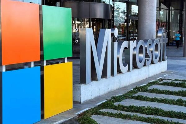 Logo Microsoft terlihat di luar kantor mereka di Herzliya, dekat Tel Aviv, Israel 27 Desember 2022. Foto: Reuters 