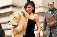 Kylie Jenner Tampil Dramatis dengan Gaun Kepala Singa di Paris Fashion Week