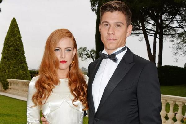 Cucu Elvis Presley Riley Keough Umumkan Kehamilan di Pemakaman Ibunya Lisa Marie Presley