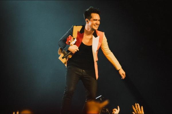 Nantikan Anak Pertama, Brendon Urie Bubarkan Band Panic! at the Disco