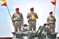 Bamsoet Diangkat Sebagai Warga Kehormatan Korps Marinir di Atas Tank Amphibi dengan Simulasi Perang