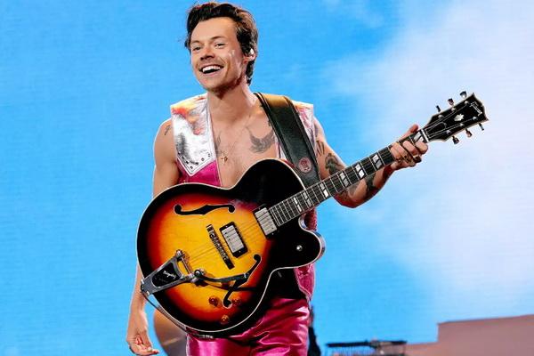 Geger, Celana Kulit Harry Styles Robek saat Beraksi di Konser Love on Tour