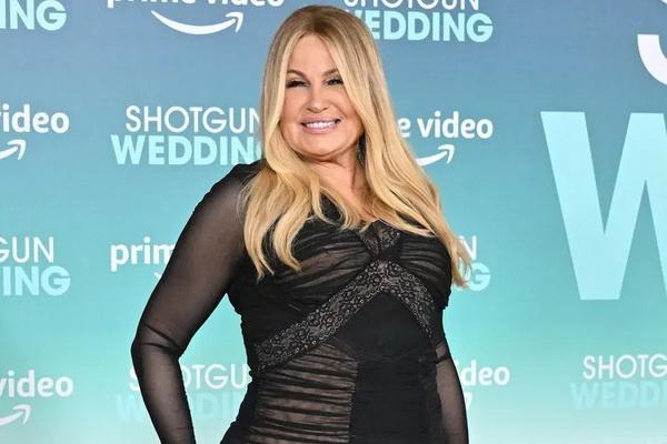 Jennifer Coolidge Sebut Pernikahan Orangtua Billie Eilish Unik, Bawa Makanan Sendiri!