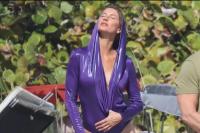 Supermodel Is Back! Gisele Bundchen Kembali Berpose Seksi untuk Kampanye Versace