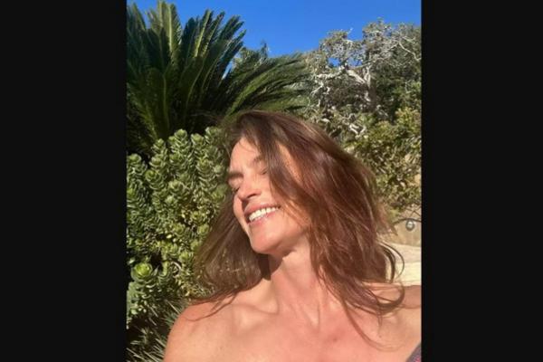 Cindy Crawford Posting Foto Dump of 2023, Tetap Seksi Meski Berusia 56 Tahun