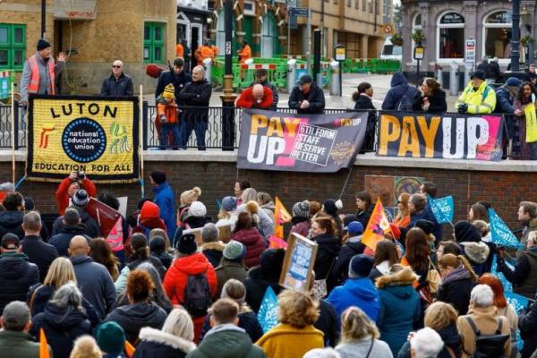 Guru dan Pegawai Negeri Bergabung dalam Pemogokan Massal Serikat Pekerja Inggris