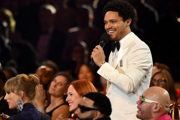 Jadi Host Grammy 2023, Trevor Noah Sebut Harry Styles sebagai Simbol Seks Dunia