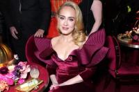Penampilan Glamor Adele dengan Gaun Romantic Ruby dan Berlian di Grammy Awards 2023