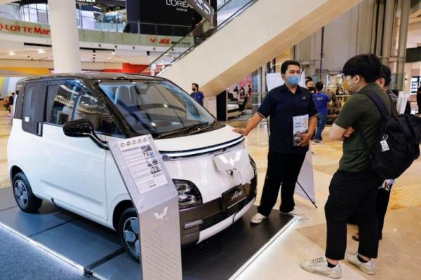 Seorang penjual mempromosikan mobil listrik Wuling Air EV kepada pengunjung di pusat perbelanjaan di Jakarta, Indonesia, 5 Februari 2023. Wuling Air EV Mobil Listrik Favorit Gen Z Versi Marketeers. (Foto: Reuters) 