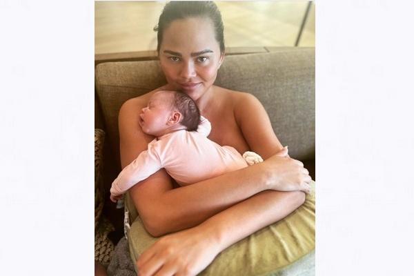 Sudah Fitting Gaun Cantik, Chrissy Teigen Batal ke Grammy 2023 Demi Putrinya