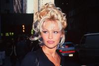 Bergaya Rambut Updo 90-an, Pamela Anderson Pakai Ikat Rambut dari G-String